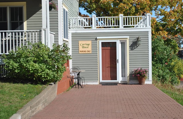 The Carriage House Sleeps 4. Downtown Bayfield! Walk to everything!