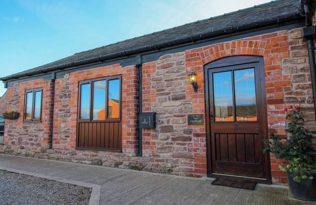 THE CART HOUSE, romantic, character holiday cottage in Alberbury