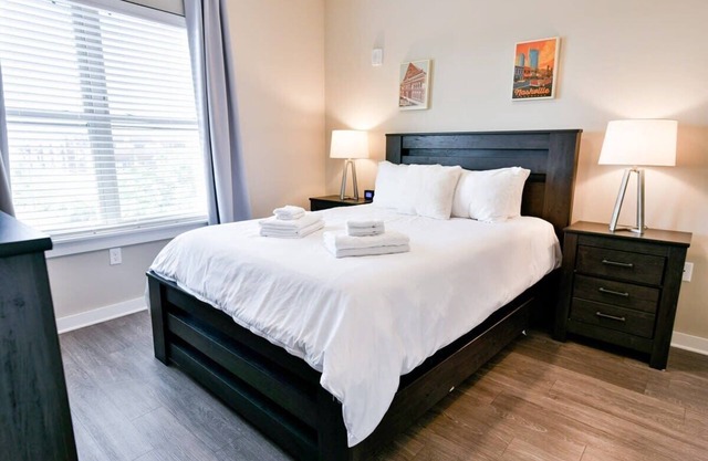 The Charlesville #402 Condo *Walk to Downtown*