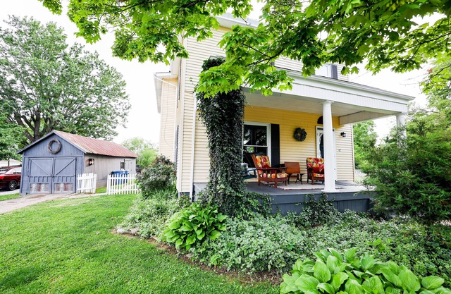 The Charming Vintage Retreat: Century-Plus Cozy Home