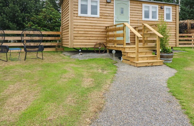 THE CHICKENS NEST, romantic, with a garden in New Deer