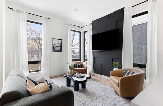 The Chorus- Rooftop Lounge + 1.5 miles to Broadway!