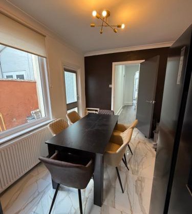 The Clare Court 6BR Luxury Retreat - Sleeps 14 - Free Parking and Complimentary Access to Billing Aquadrome Holiday Village for Swimming - 2 nights minimum