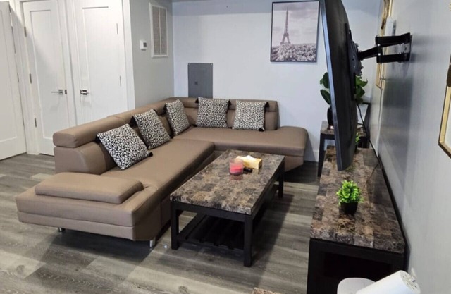 The Classy Suite: 2BR with Free Parking