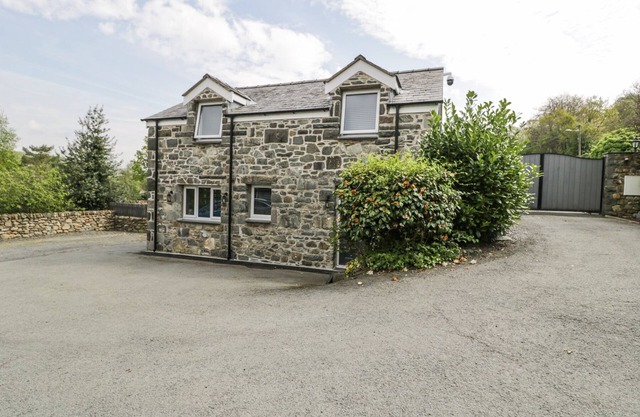 THE COACH HOUSE, pet friendly, country holiday cottage in Dolgellau
