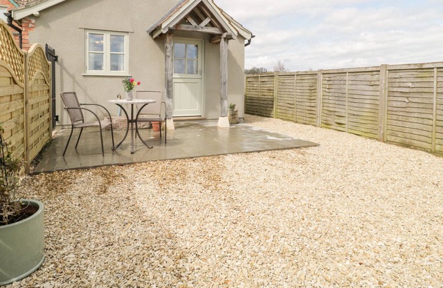 THE COAL HOUSE AT MENDIP VIEW, with a garden in Wedmore