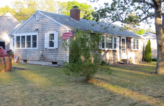 The Comforts of Home with Cape Cod Charm, central air, Walk to Beach! Wi-Fi