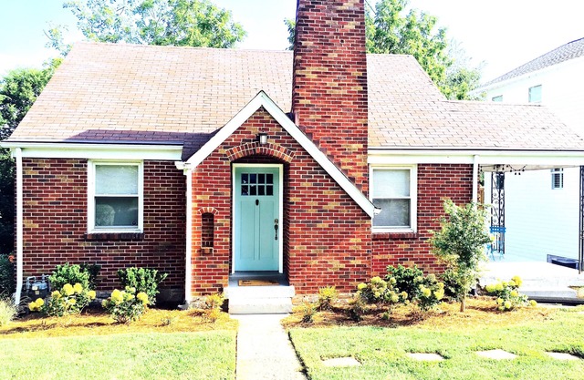 The Cordelia - Cozy Cottage in 12 South