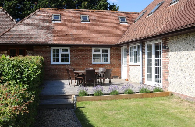 The Cottage At Flintstone Cottages Near Chichester Goodwood Sleeps 6/8