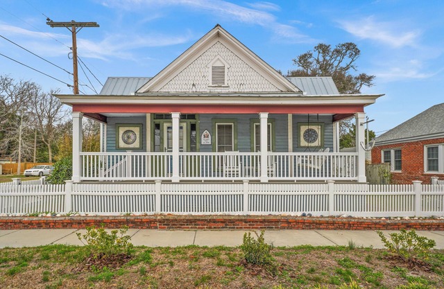 The Cottage on Bridges - Walking distance to the Morehead City waterfront!