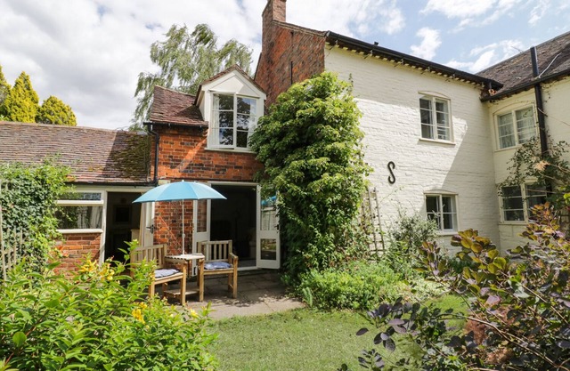 THE COTTAGE, with a garden in Elmley Castle