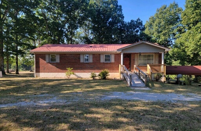 The Country Retreat Farmhouse close to fishing lakes and a scenic parkway