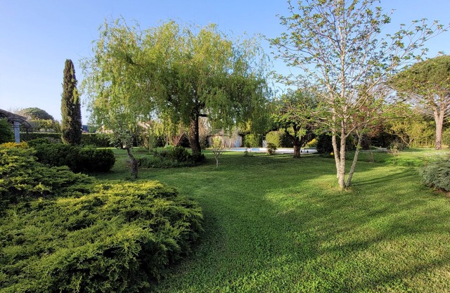 The countryside in the city center, swimming pool, large garden, quiet.