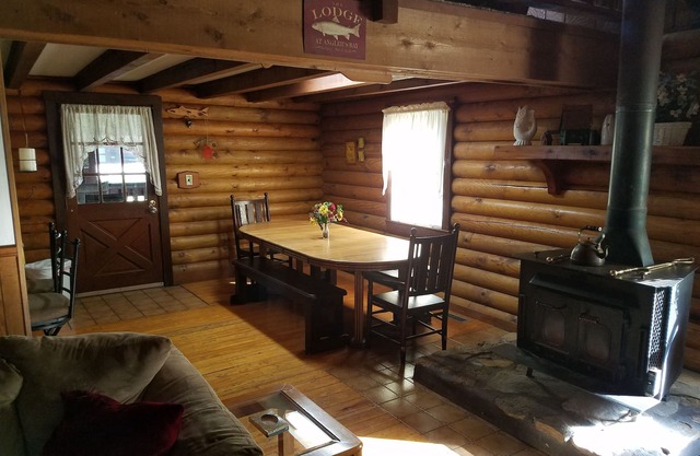 The Cove Ponderosa Cabin.30 seconds from Patoka Lake.Sleeps 15