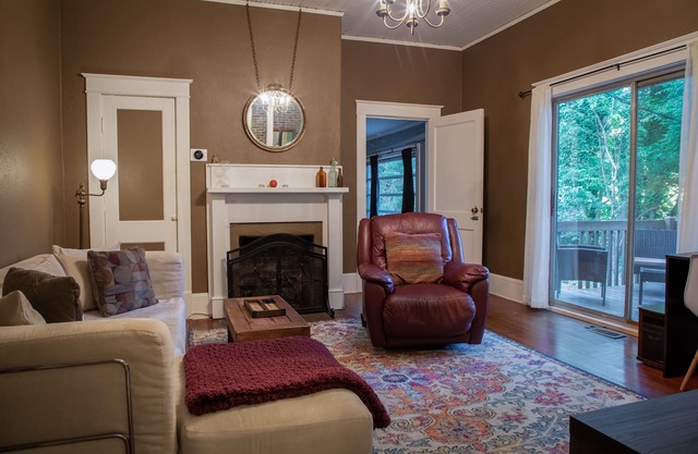 The Cozy Bungalow - Official Historic Home Near UNC!