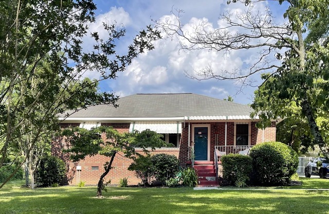 The Cozy Cottage 5 minutes from downtown! Family sized cottage with front porch.