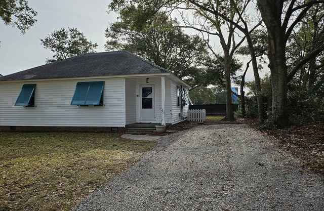 The cozy Mermaid Manor is located close to area beaches and all area attractions