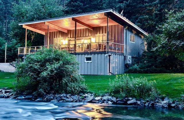 The Creek Front Cabin - 2 BR, 2 BA - huge 40' deck - Million Dollar Setting!