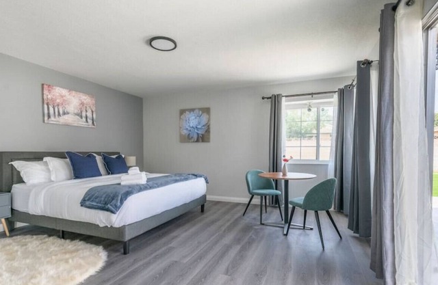 The Crown Jewel Getaway: 4 King Chambers, 2 Luxe Baths, High-Speed Internet, Spacious Parking Haven, Fully Equipped Kitchen, and BBQ Utopia Beckons!