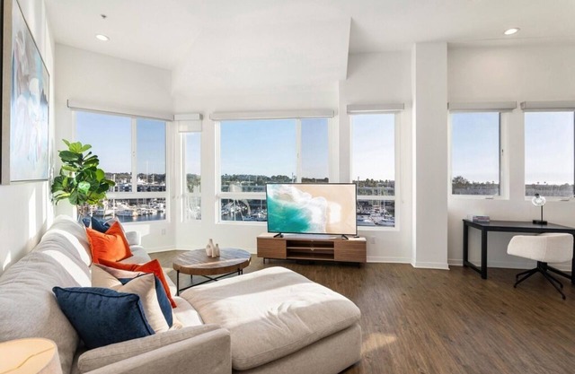 The Crystal 3 Level Penthouse - Marvelous Marina Views 2BR