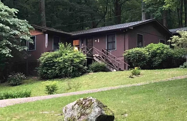 The Dogwood Cottage in Walker in the Hillsn
