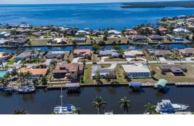 The Dolphin: Tranquil Waterfront Home- near Beach