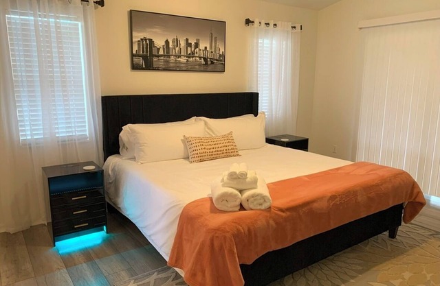 The "Elegant Suite" A Stylish, Luxurious Sanctuary in the Heart of Cape Coral FL
