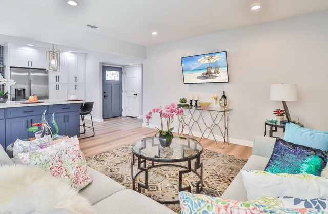 The Escape Luxury Pool Home 30 minutes to Hollywood
