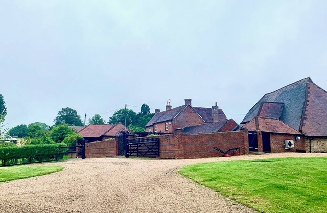 The Estate - 11 Bed - Sleeps 22 - Private Garden