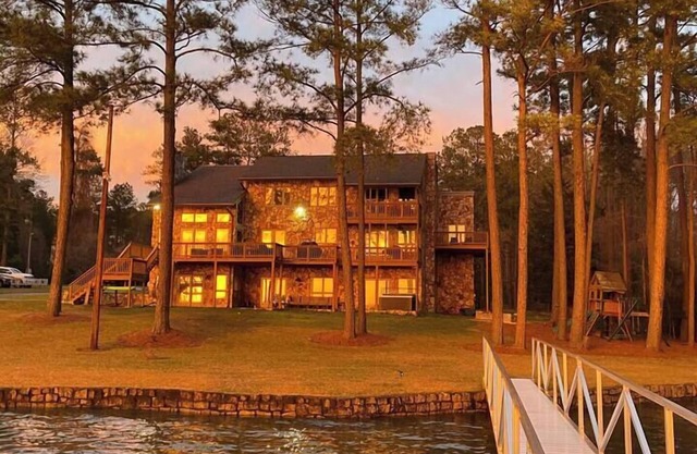 The Estate: 4-BR, 6000 SF