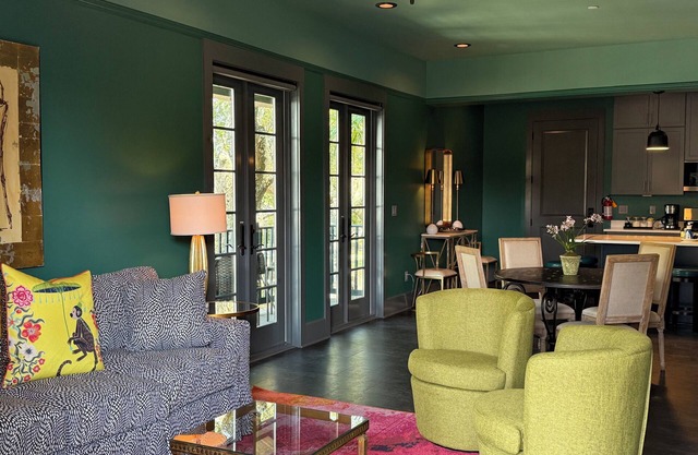 The Executive @ The Pullman House, Downtown Ocean Springs Condo w/Pool