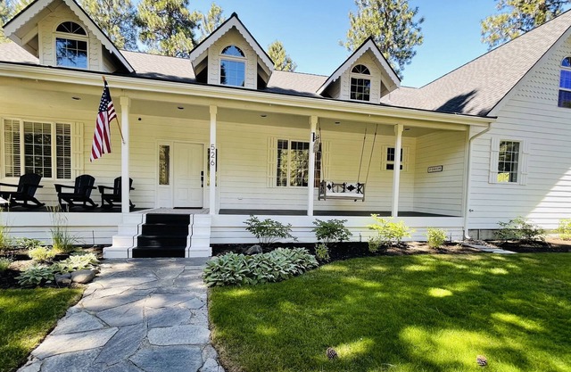 THE FARMHOUSE - A cozy home to Rest, Restore & Create memories.