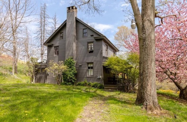 The Farmhouse on 80 acre Pear and Apple orchard