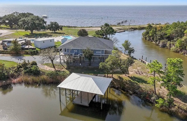 The Fin & Feather. A Gorgeous Seaside Cottage.2 docks. An incredible experience!