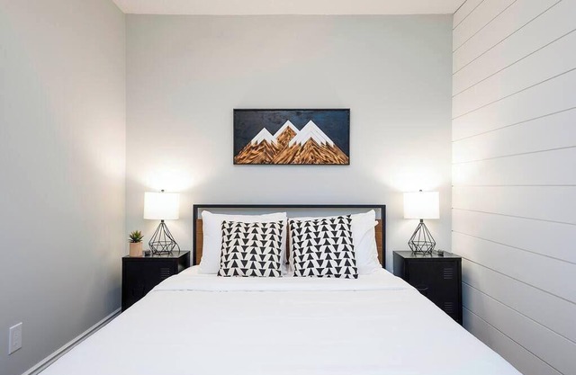 The Fox Den - Modern Condo Collingwood - Sleeps 5
