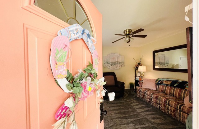 The Front Porch Cottage , Cozy and Close to Main Beach Activities
