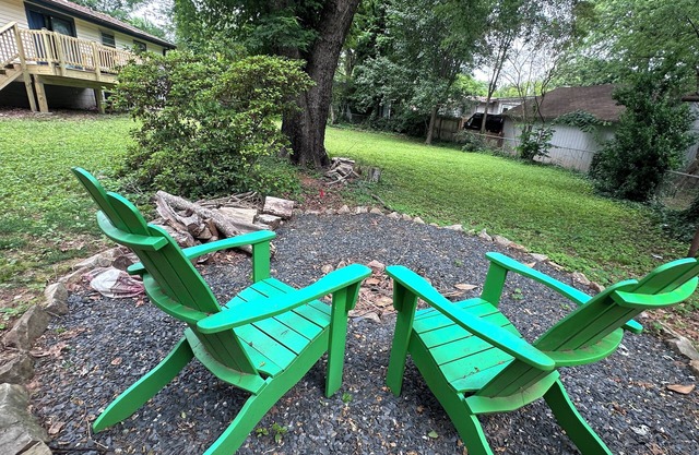 The Gallery Nextdoor - 2 bedroom ranch home with fenced yard