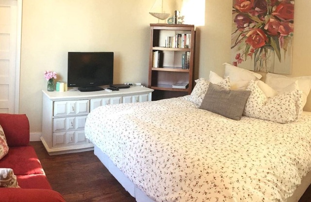 The Garden House - Less than 10 min to airport!
