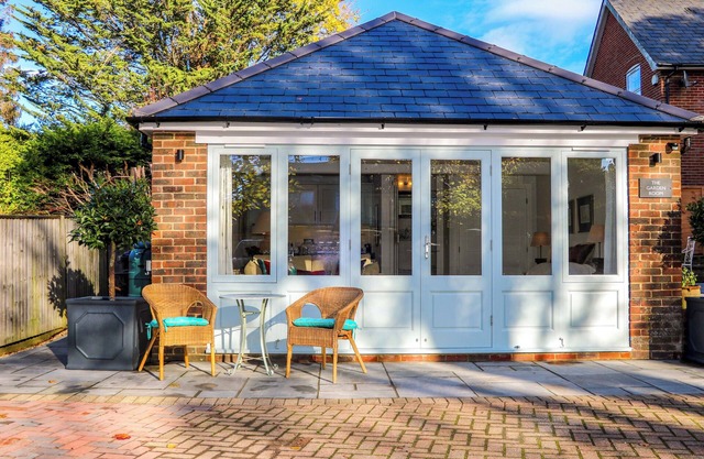 THE GARDEN ROOM, romantic, country holiday cottage in Chichester