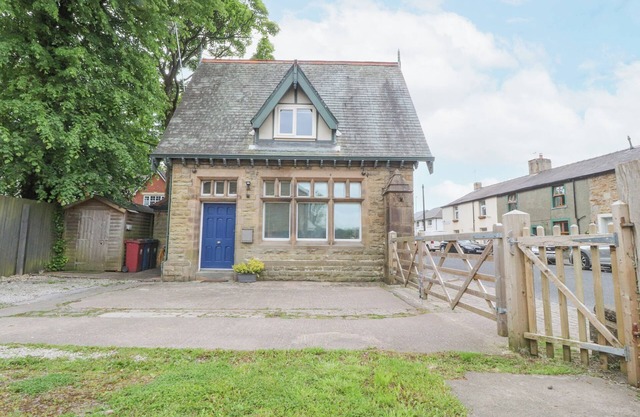 THE GATEHOUSE, pet friendly, with open fire in Barrow, Lancashire