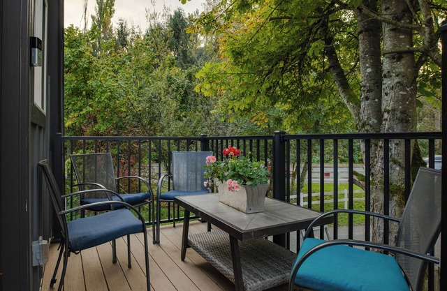 The Gateway Barn - Cozy King Suite & Walk to Main Street
