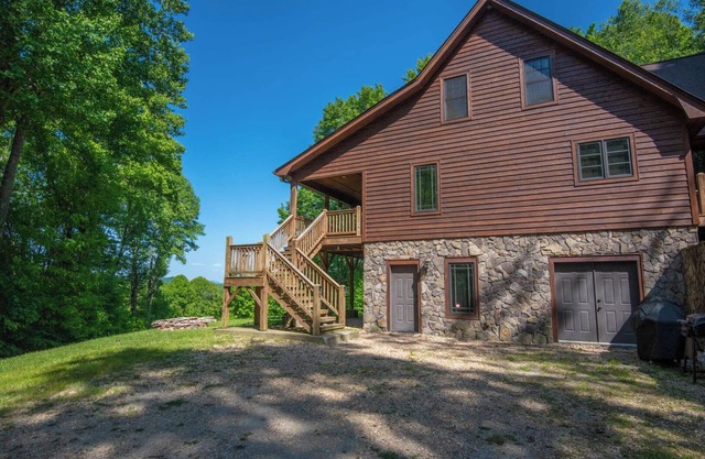 The Gathering Place - Blue Ridge Mountain Retreat - 30 acres to explore - Pool Table - Sleeps 15