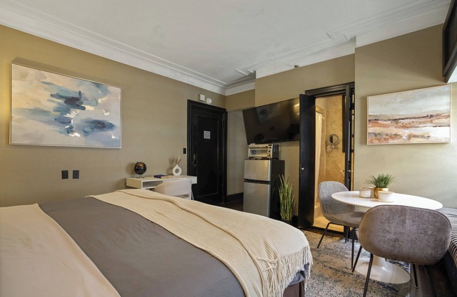 The Gatsby Apartment at The Historic Mansfield Residence
