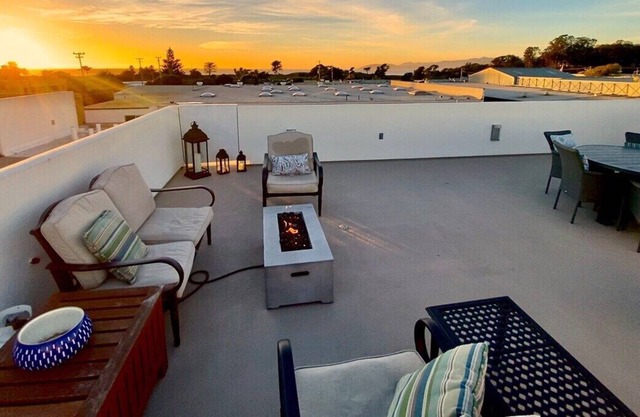 The Getaway: Private Roof Deck, Walk to Beach