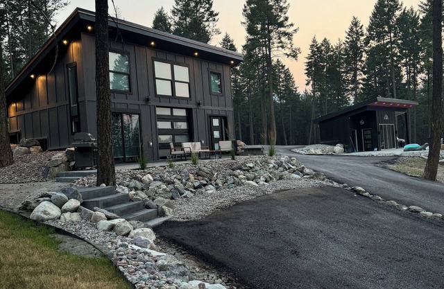 The Glaicer House w/pool & hot tub