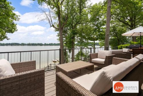 The Glistening Grape - Lakeside Getaway