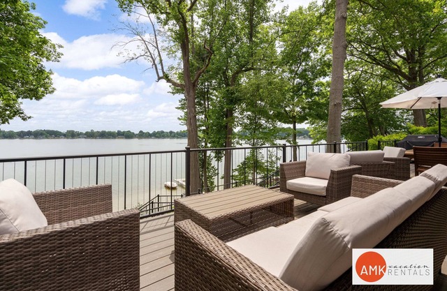 The Glistening Grape - High end Lake Retreat