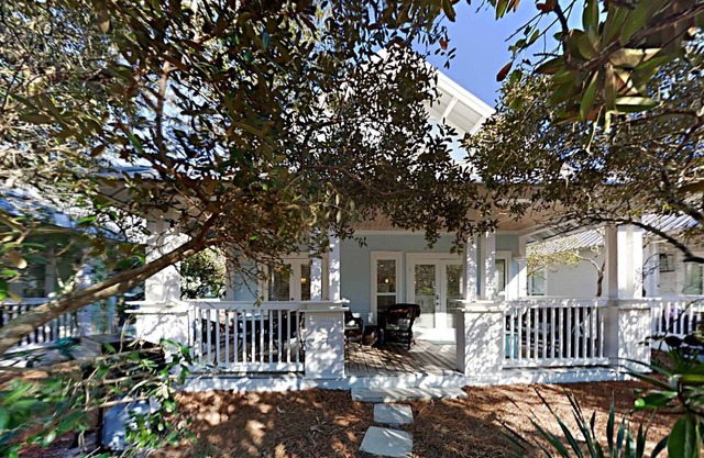 The Good Life - 85+ Top Ratings, Big Pool, Porch, 5 Min Walk to Beach, 4 Bikes