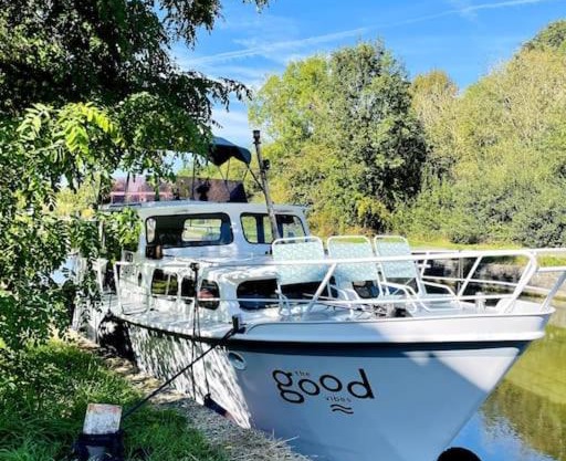 The Good Vibes, the boat to Chill