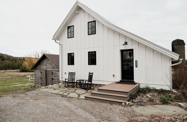 The Granary BB at NorthFarm! 3-bedroom house with AC, WiFi, 3miles from Leland!